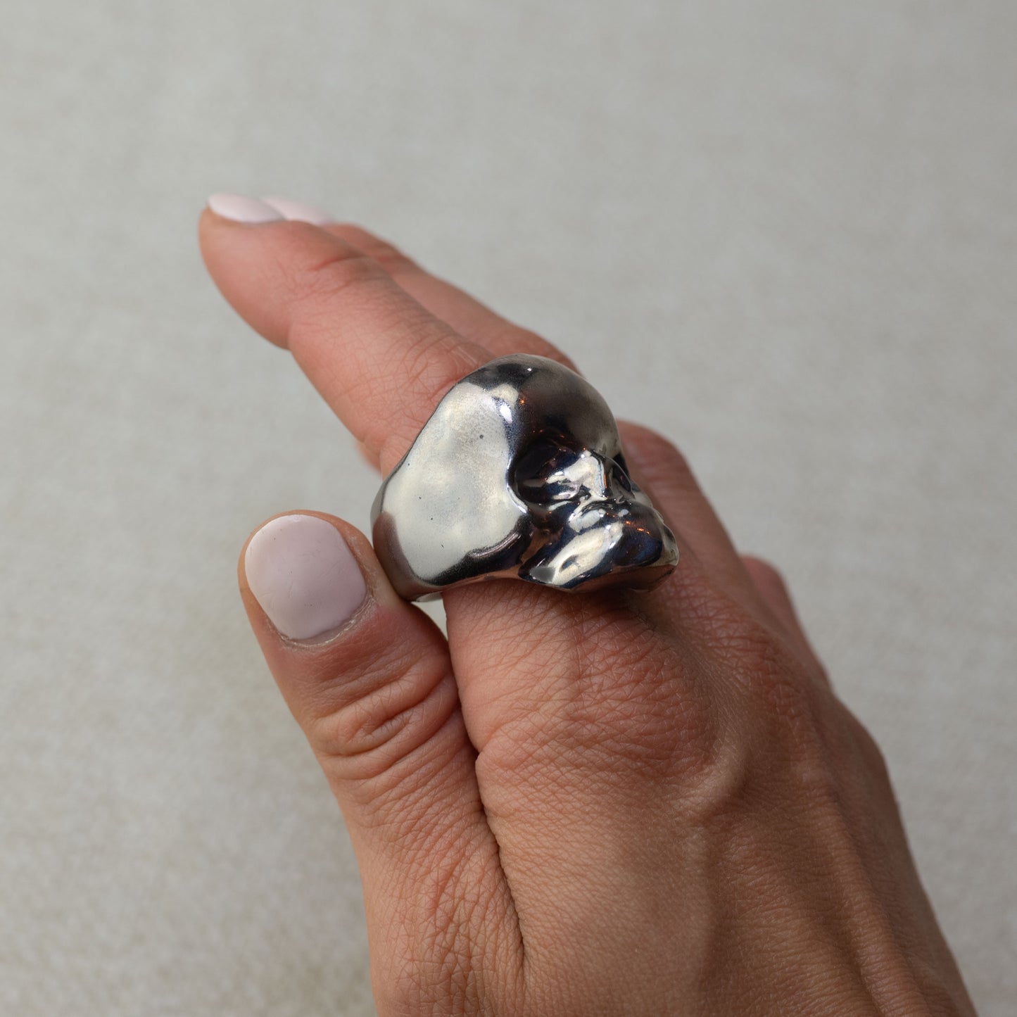 Gilded Porcelain Mega Skull Ring - White Gold