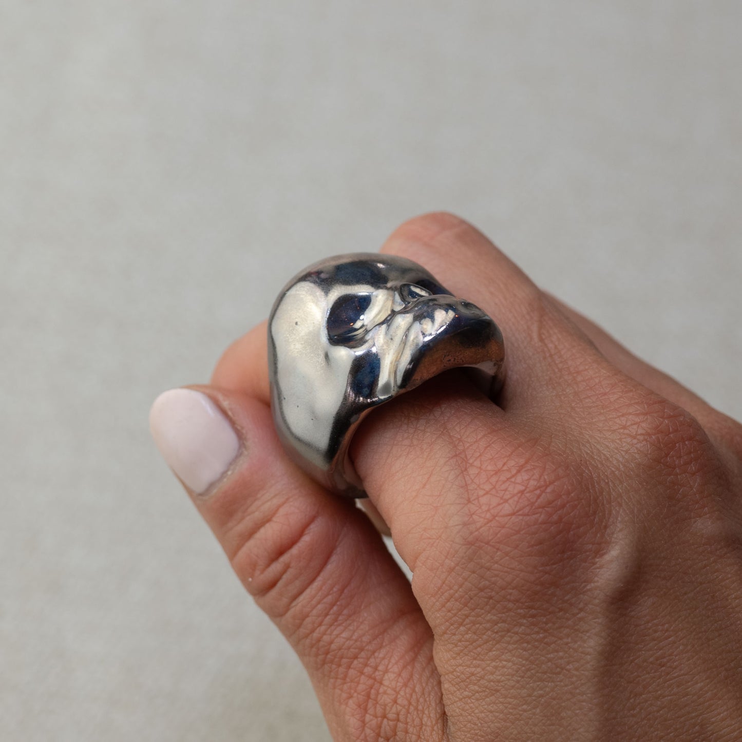 Gilded Porcelain Mega Skull Ring - White Gold