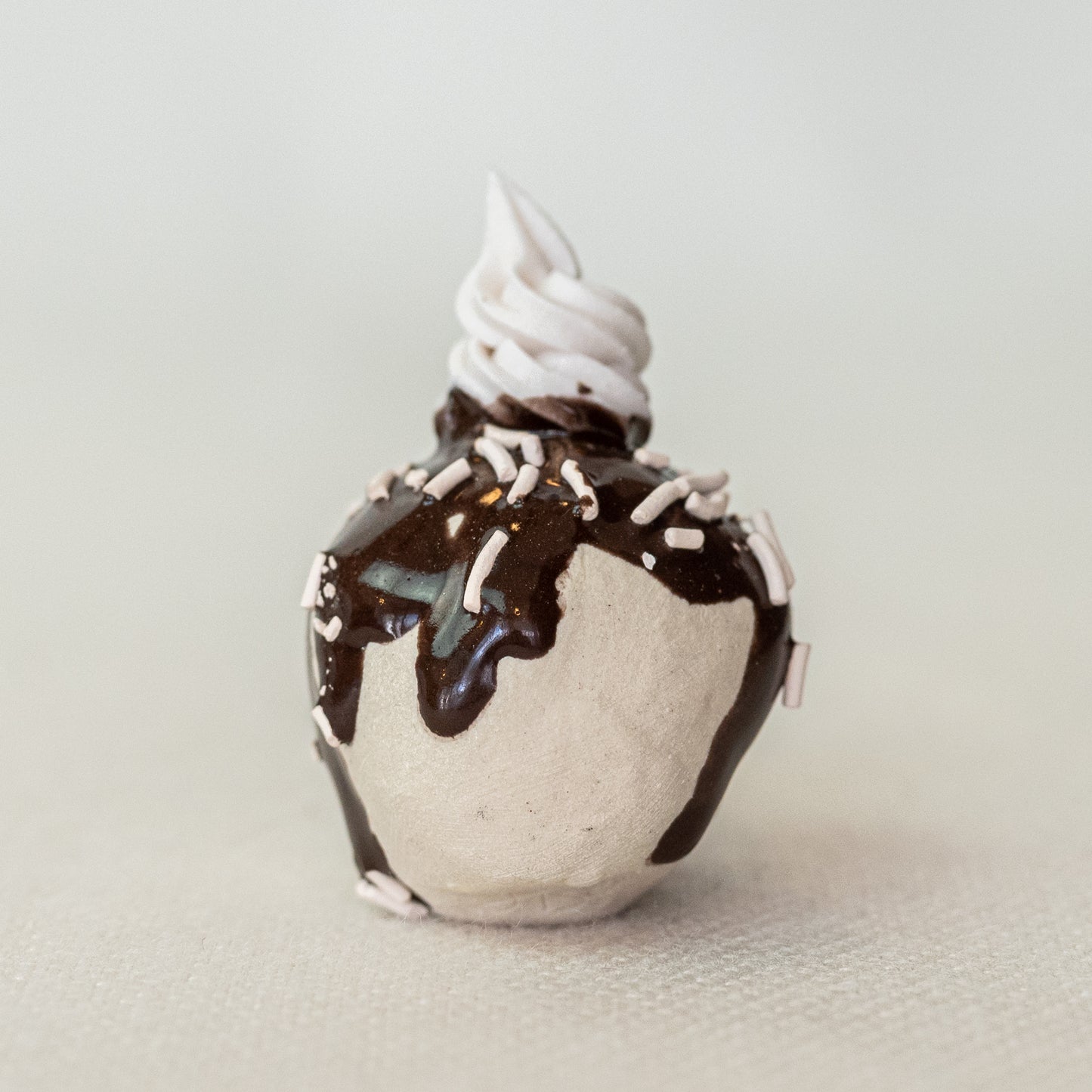 Ceramic Chocolate Drizzle Vanilla Skull (Small)